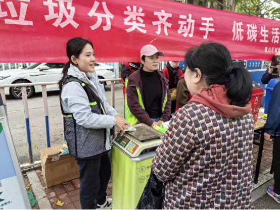 泉山區(qū)和平街道開展垃圾分類科普宣傳活動22.png 泉山區(qū)和平街道開展垃圾分類科普宣傳活動22.png